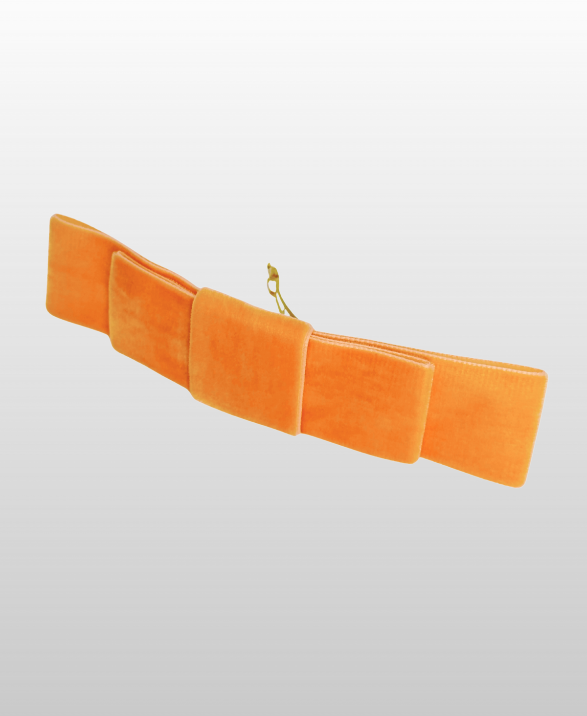 Nœud minimaliste à la netteté impeccable, monté sur une barrette dorée à l’or fin (24 carats – 999/1000), pour un look soigné et structuré.