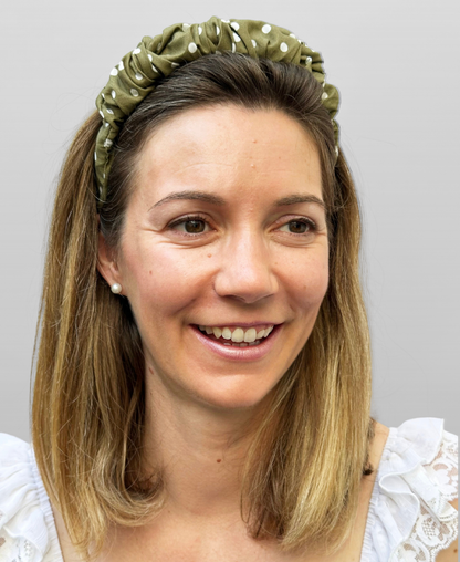 Une jeune femme blonde porte le serre-tête Carla.
