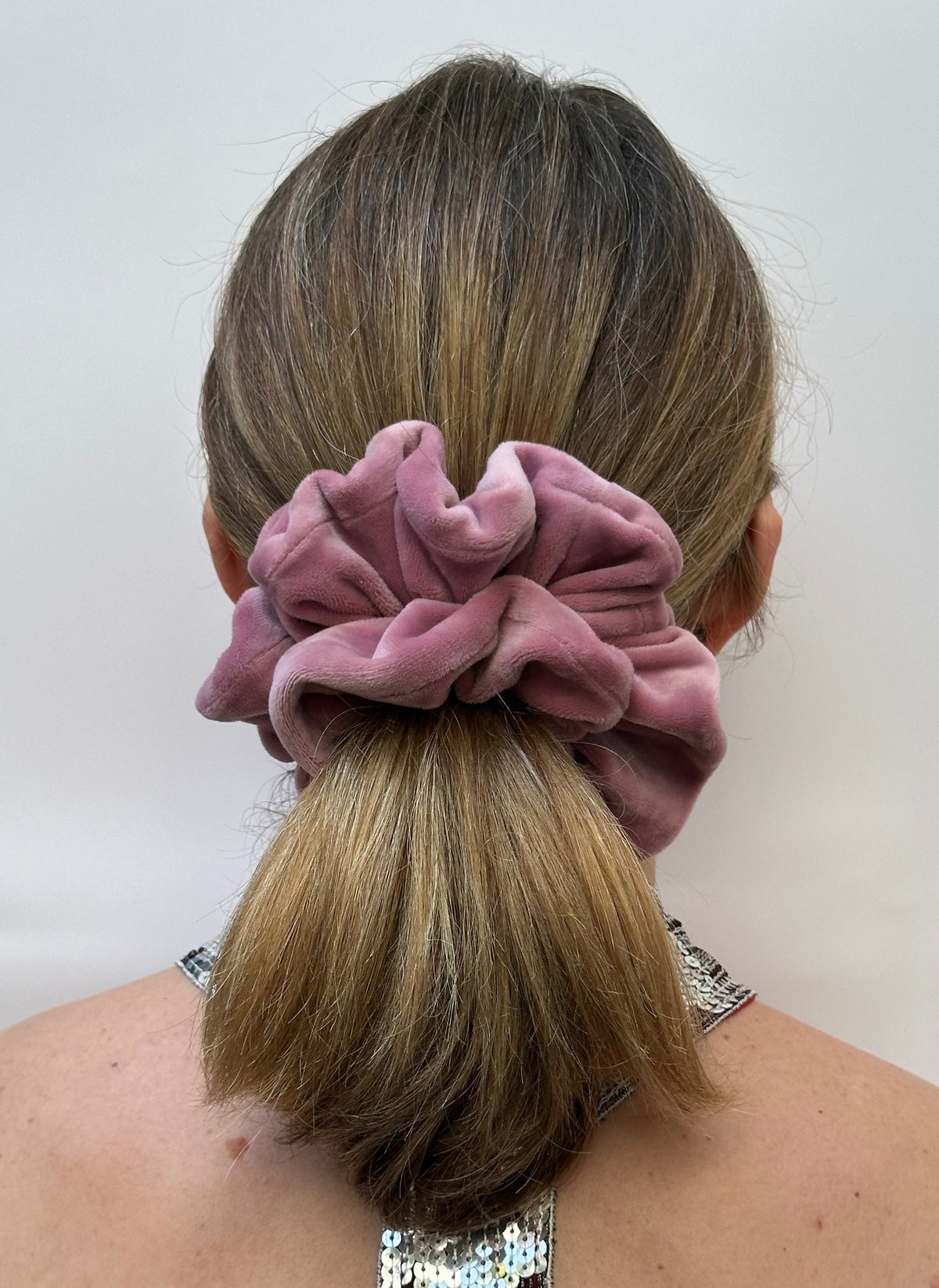 Sa teinte rose antique et sa taille maxi font du chouchou Charlotte un accessoire à la fois élégant et tendance, parfait pour sublimer une tenue habillée lors d’une soirée ou apporter une touche chic à un look décontracté en automne et en hiver.