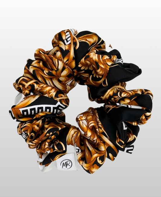 Chouchou en satin de soie aux motifs arabesques et géométriques dorés et noir profond.