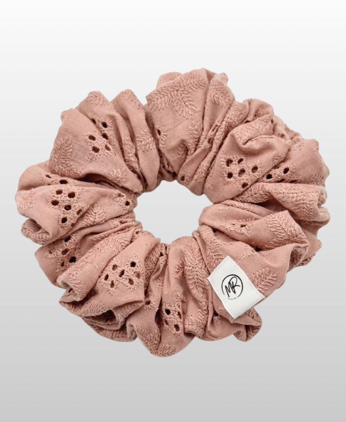 Chouchou en broderie anglaise rose poudrée.