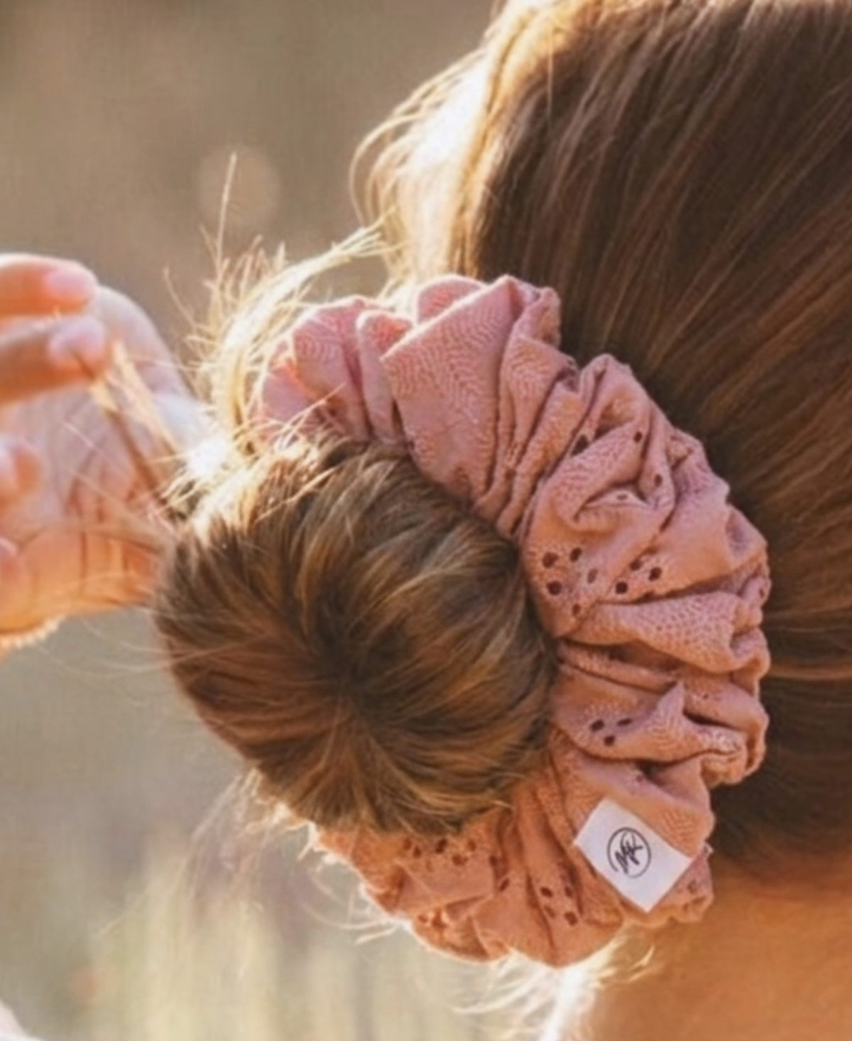 Féminin, fabriqué à la main en broderie anglaise.