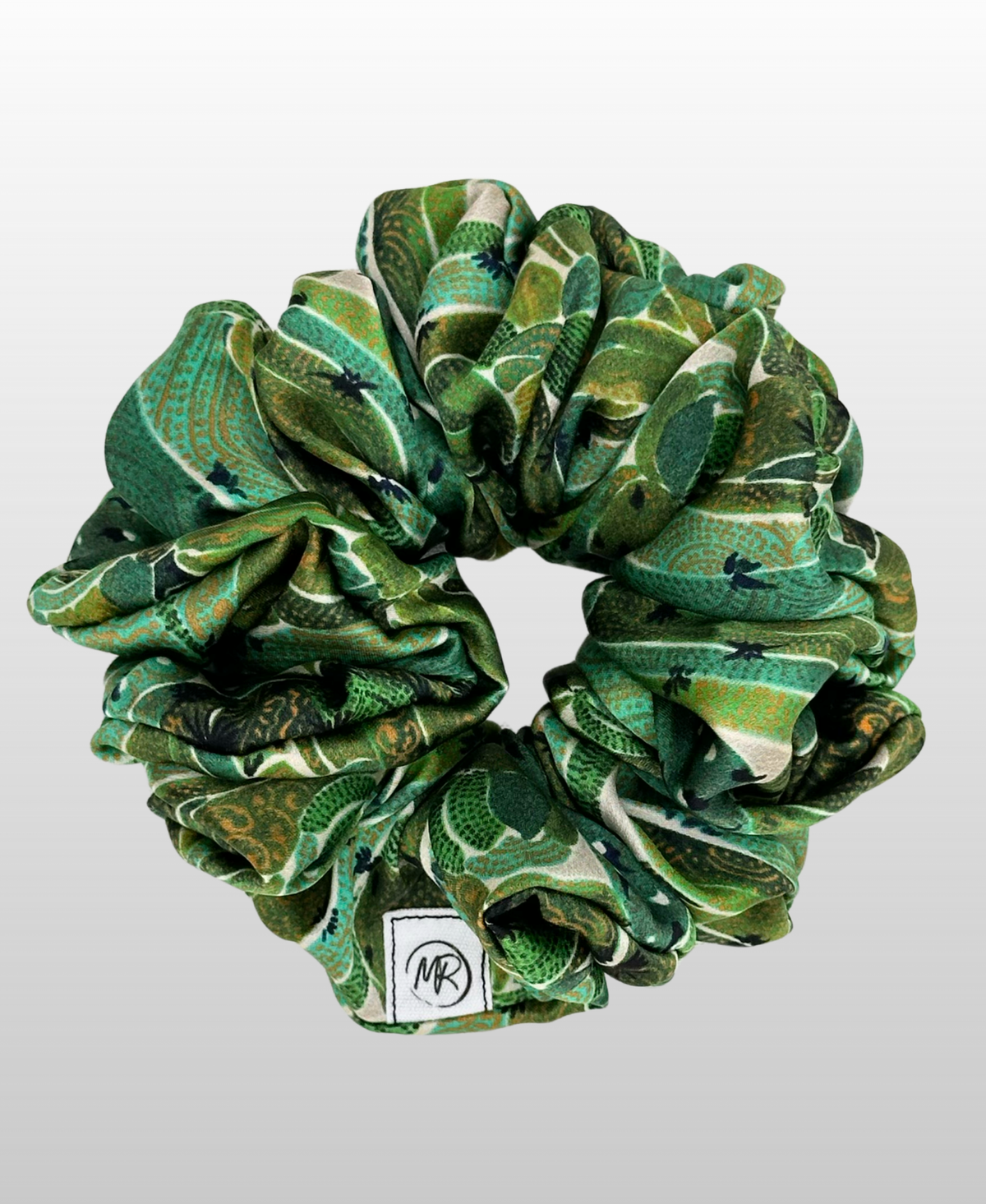 Chouchou en satin de soie à la palette végétale captivante, mêlant des nuances de vert olive, sauge et émeraude.