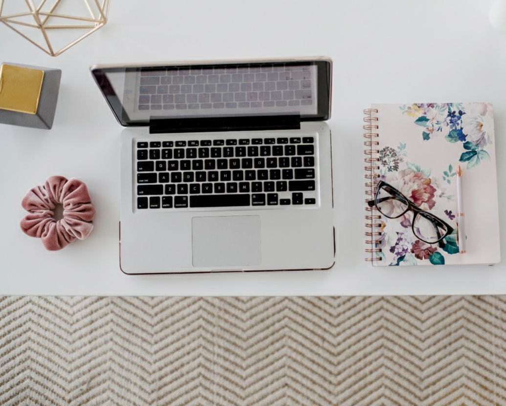 Un Mac, un agenda papier, des bougies... et un accessoire Marylou Rose.