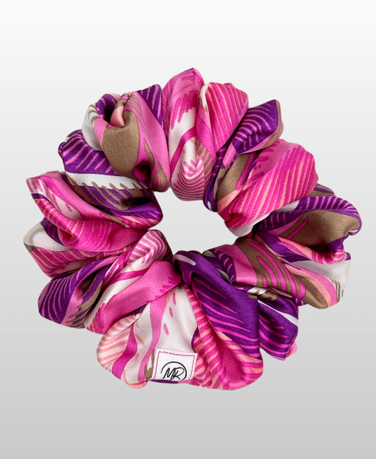 Chouchou en satin de soie aux intenses nuances de fuchsia, de rose poudré, de violet et de taupe.