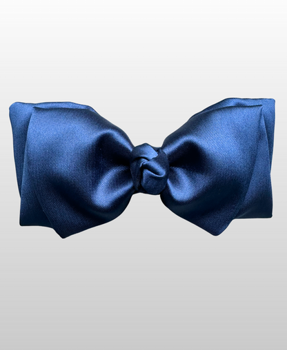 Nœud pour cheveux bleu marine, élégant et distingué.