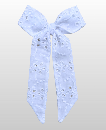 Nœud pour cheveux simple et léger, fabriqué à partir de broderie anglaise.