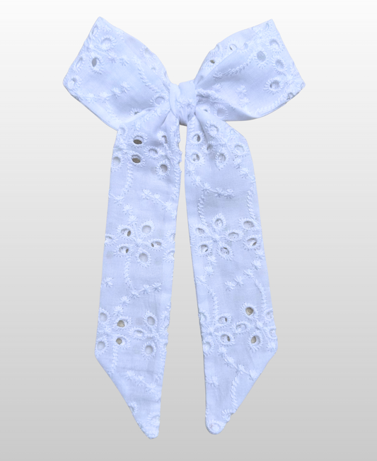 Nœud pour cheveux simple et léger, fabriqué à partir de broderie anglaise.
