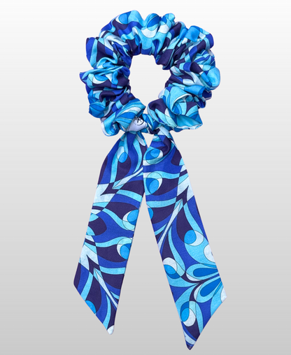 Chouchou à nœud au style rétro, avec des nuances de bleu vif et de bleu marine.