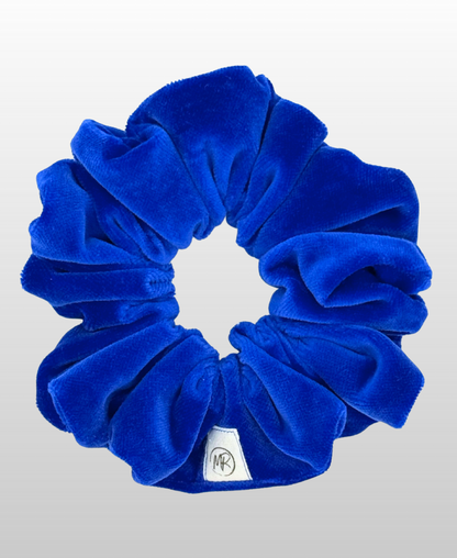 Confectionné à la main dans un somptueux velours de coton bleu roi aux reflets soyeux, c'est le chouchou Nicole, emblématique de la maison Marylou Rose. 
