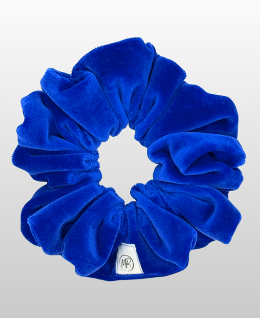 Confectionné à la main dans un somptueux velours de coton bleu roi aux reflets soyeux, c'est le chouchou Nicole, emblématique de la maison Marylou Rose. 
