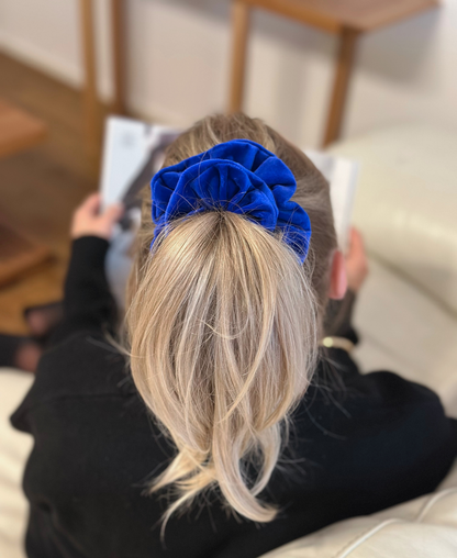 Le chouchou Nicole : maxi-accessoire de luxe confectionné dans un velours de coton bleu roi.