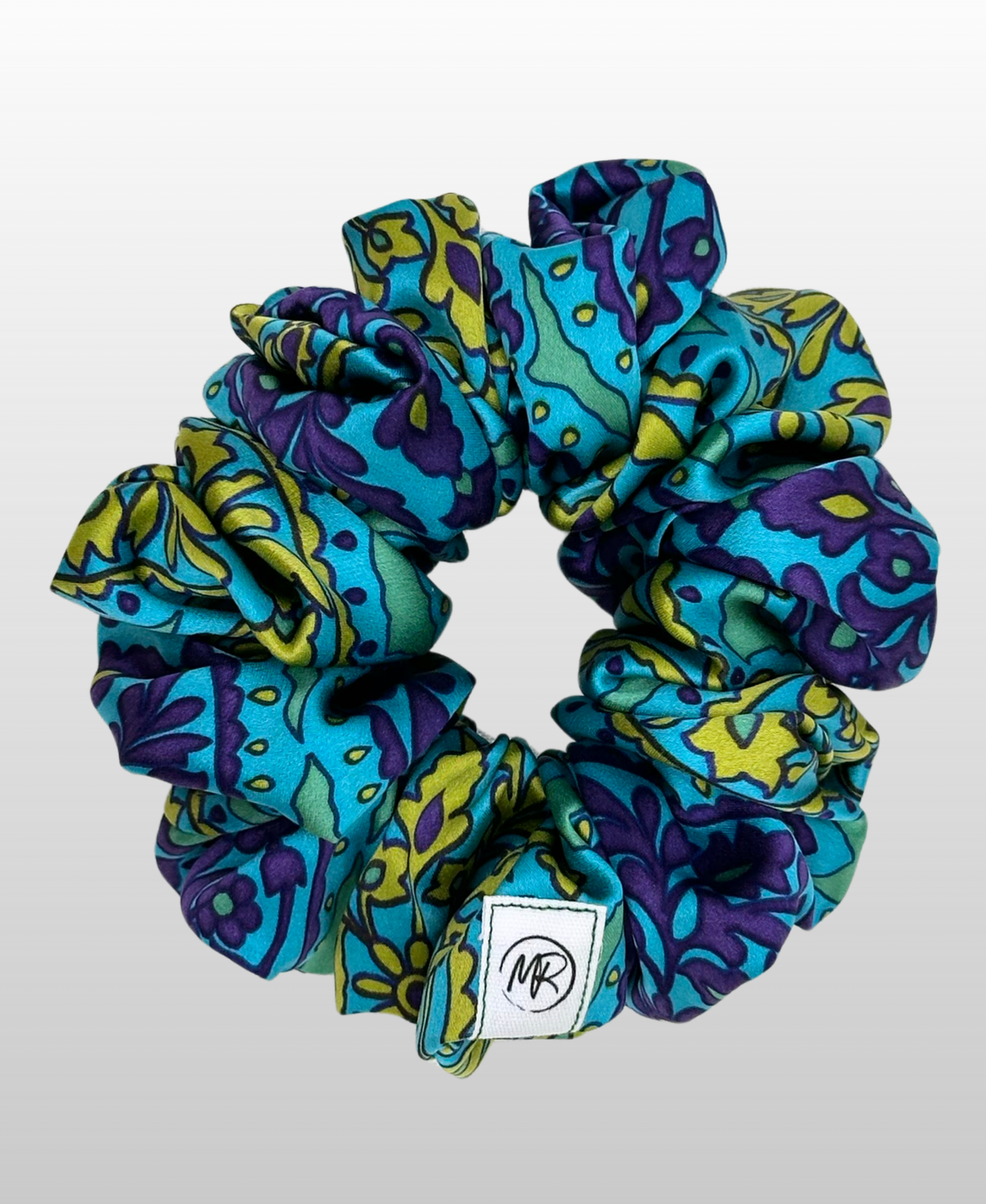 Chouchou en satin de soie bleu turquoise, avec des touches de violet et de vert anis.