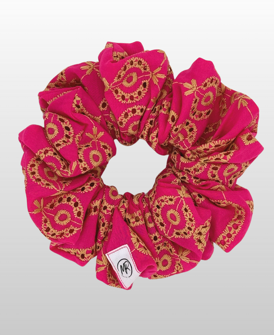 Chouchou fuchsia en broderie anglaise dorée et beige sable.