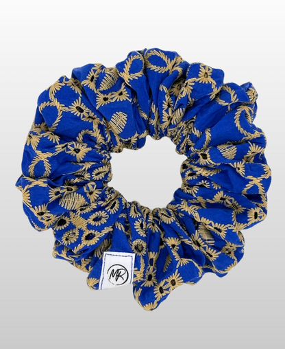Chouchou au bleu captivant, à la broderie anglaise dorée et beige sable. 