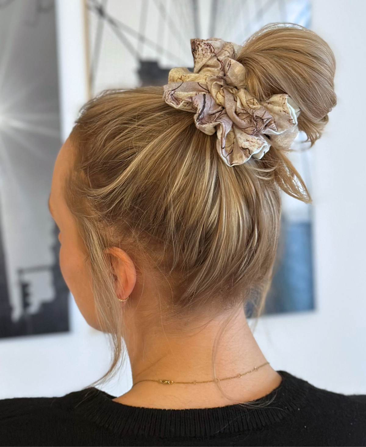 Notre chouchou Sandrine portée en chignon décontracté. 