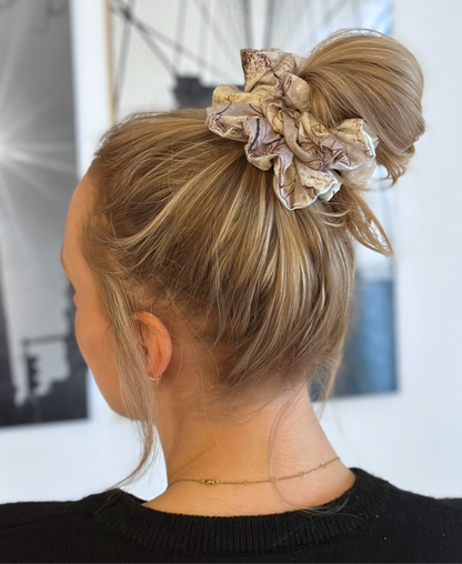 Notre chouchou Sandrine portée en chignon décontracté. 