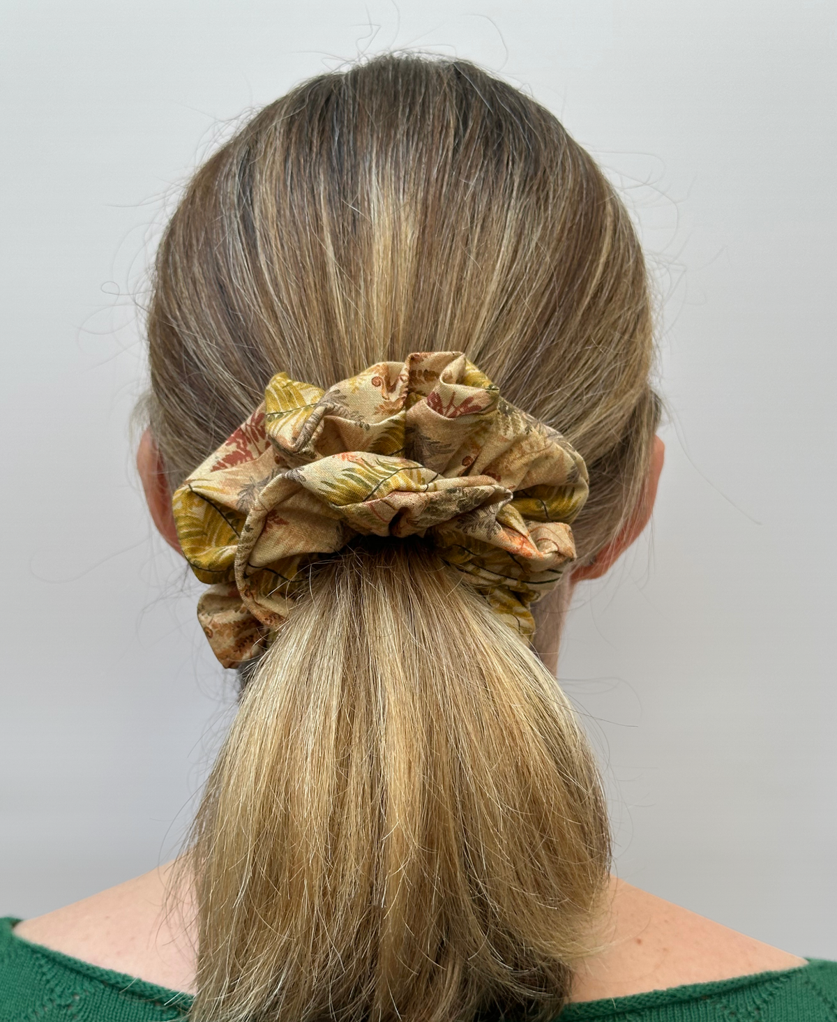 Chouchou Sara, pour une touche naturelle et lumineuse sur la chevelure.
