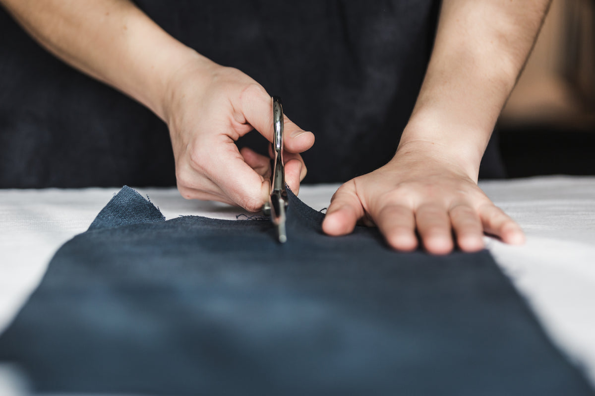 La découpe du tissu avant confection d'un accessoire Marylou Rose.