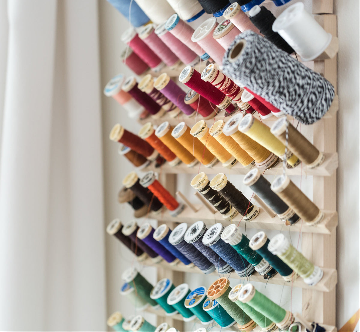 Des matériaux qualitatifs sont la base de l'excellence dans la confection des accessoires pour cheveux Marylou Rose.
